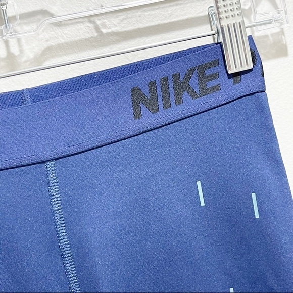 NIKE PRO DRI-FIT Linear Rain Printed Capri Tights - Picture 4 of 7